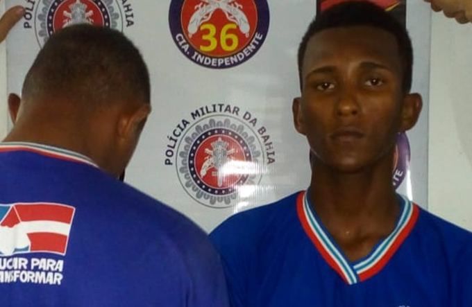 Estudante é preso e outro apreendido com arma e celulares roubados 