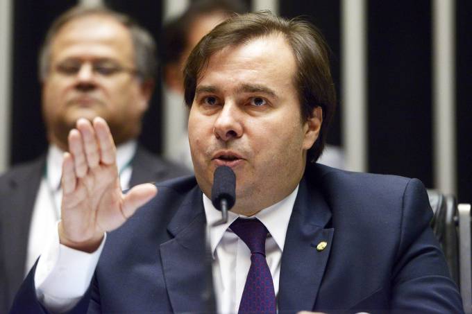 Maia diz que negocia corte 'provisório' do PIS/Cofins sobre diesel