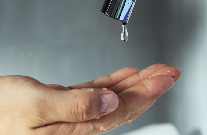 Com escassez de produtos químicos, Embasa pede para economizar água