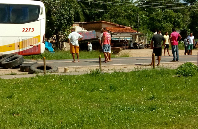 Manifestantes bloqueiam trânsito de caminhões e carretas na BA-093 