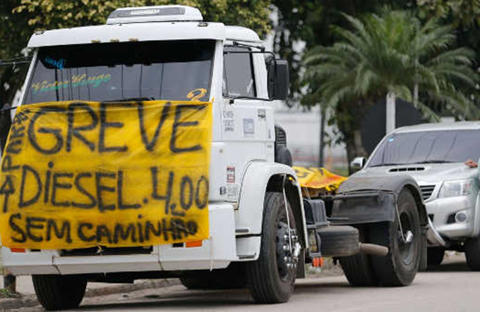 Sindicato dos caminhoneiros autônomos recomenda fim da greve