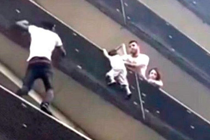 Imigrante escala prédio para resgatar criança em Paris; confira