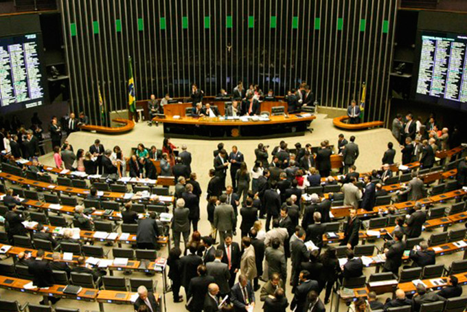 Congresso deve debater crise do combustível nesta terça (29)
