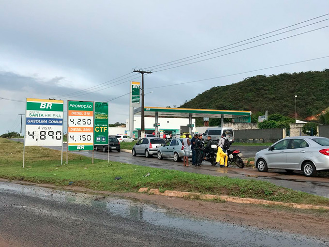 Motoristas fazem filas para abastecer em postos de Dias d'Ávila