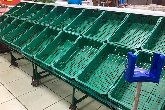 Supermercados no centro de Mata estão com prateleiras vazias 