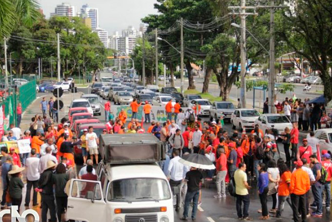 Petroleiros da Bahia aderem à greve e fazem ato na Avenida ACM