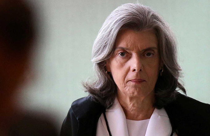 “Democracia é o único caminho”, afirma Cármen Lúcia sobre crise