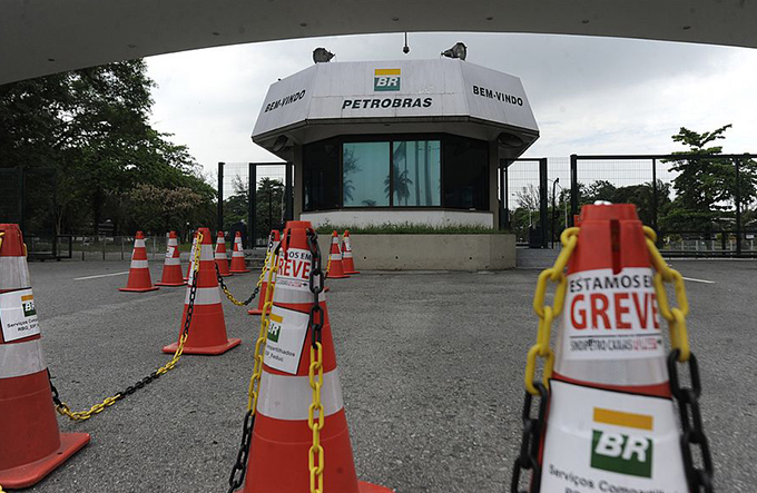 Petroleiros suspendem greve; Petrobras informa que refinarias operam