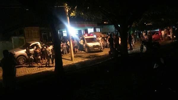 Carro desgovernado invade procissão e deixa 20 pessoas feridas