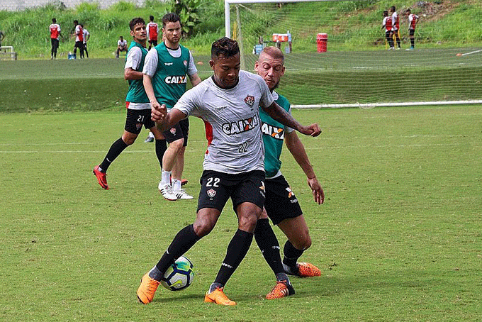 Vitória precisa vencer Santos para seguir fora da zona