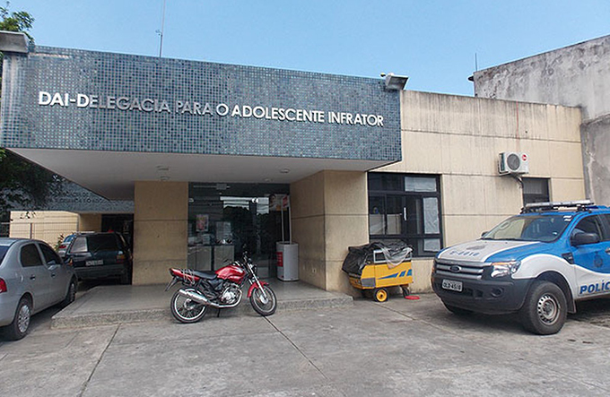 Adolescente é apreendida por matar filho em tanque de água