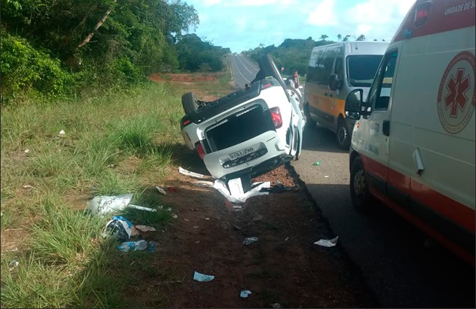Condutor perde a direção e capota veículo na BA-099