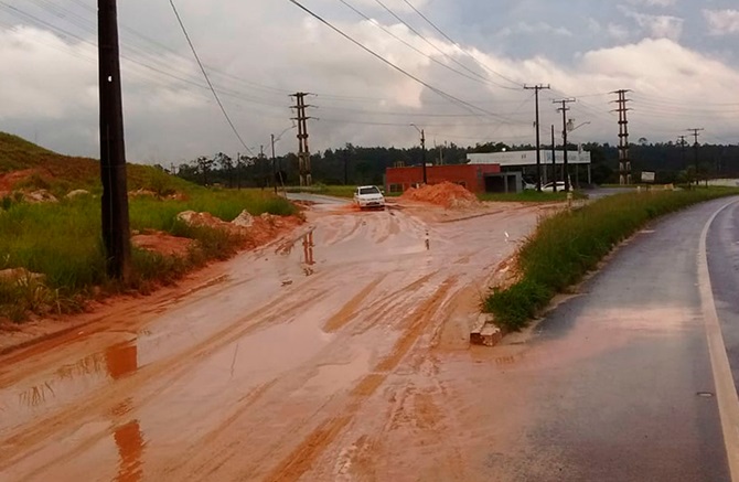 Com chuva, morro desliza e trecho da Via Parafuso é tomado por terra