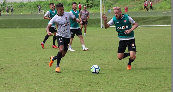 Em duelo dos mais vazados, Leão tenta reagir diante da Chape
