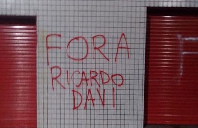 Muro do Barradão é pichado em protesto contra a diretoria