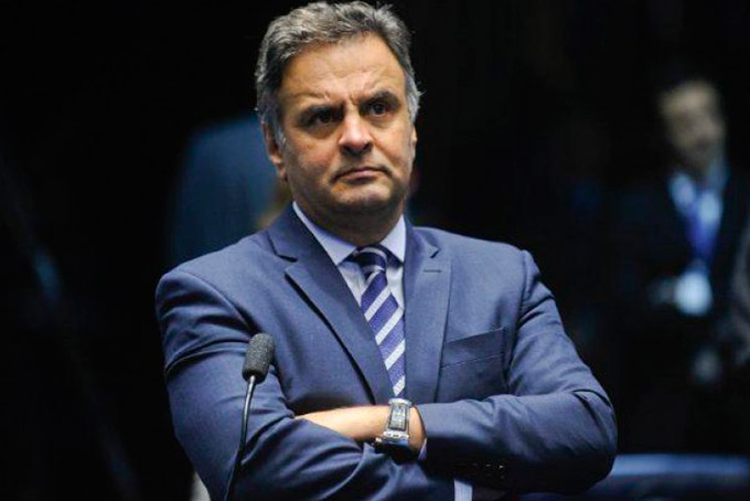 Aécio avisa que anunciará candidatura nos próximos dias