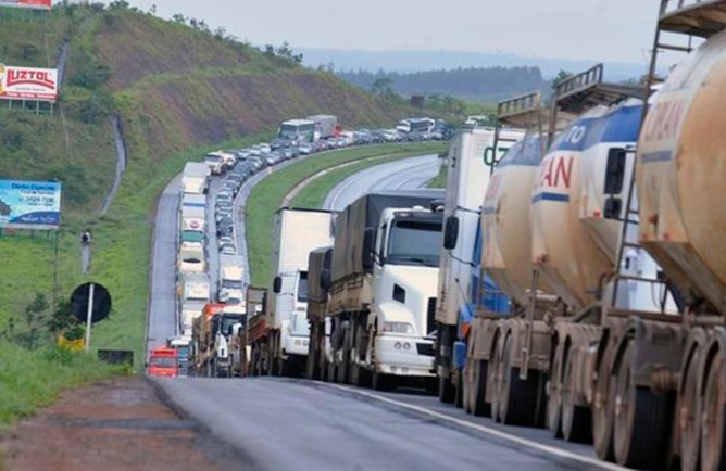 Governo ainda não cumpriu promessas feitas aos caminhoneiros