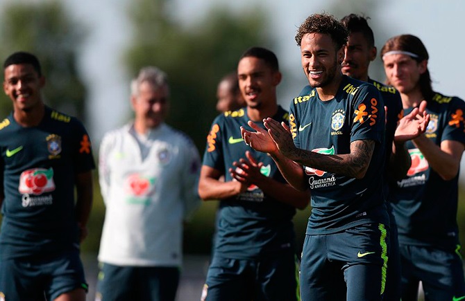 Neymar treina entre os titulares para amistoso contra a Áustria