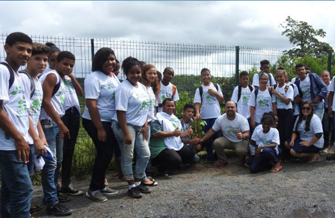 Alunos participam de caminhada e plantio de mudas na Cascata 