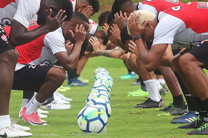 Vitória encara o Corinthians em São Paulo neste sábado (9)