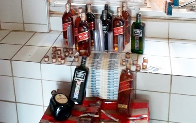 Dois ambulantes são detidos com 41 garrafas de whisky falsificados 
