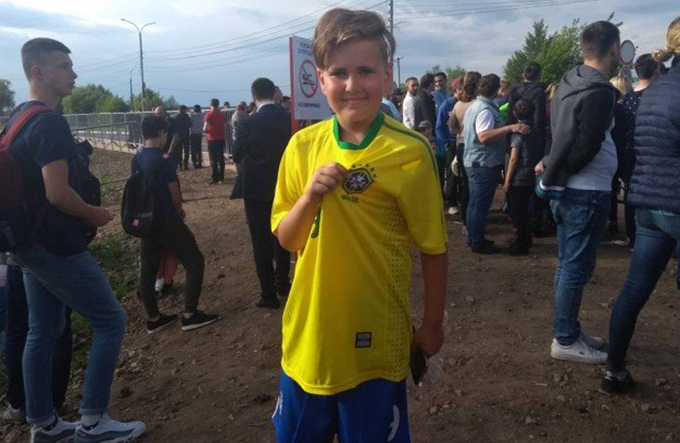 Criança vai a treino da Argentina com camisa do Brasil e fica do lado de fora