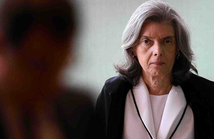 Cármen autoriza corte de dias parados de servidores em greve da Receita
