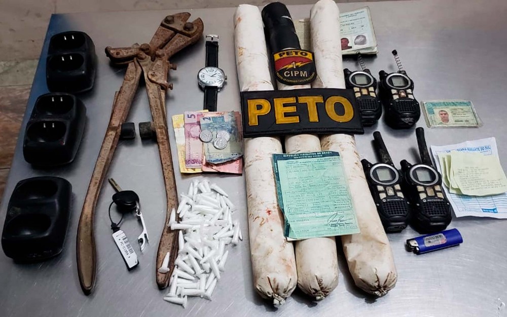 Bananas de dinamite são achadas em carro da esposa de suspeito de tráfico
