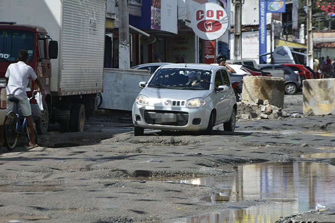 Após obras de drenagem, comerciantes sofrem com buracos na Praça ACM