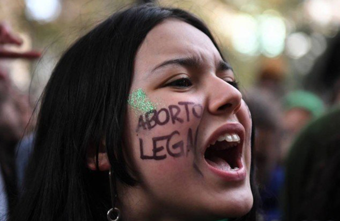 Câmara argentina aprova projeto que descriminaliza o aborto