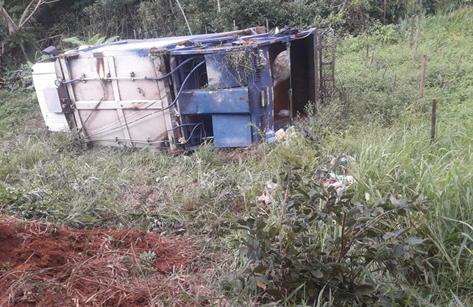Caminhão de lixo tomba e deixa duas pessoas feridas em Imbassaí
