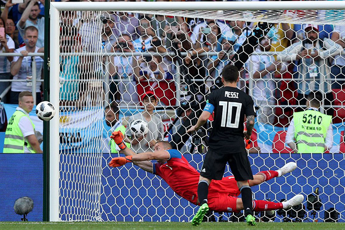 Messi perde pênalti e Argentina empata com Islândia