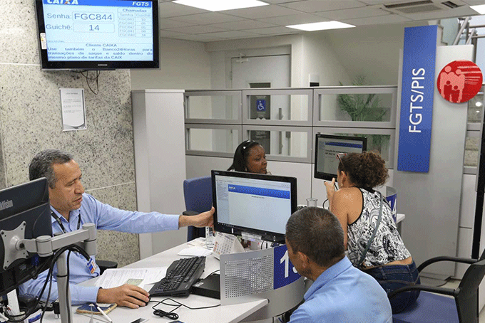 Começam saques do PIS/Pasep para quem tem mais de 57 anos