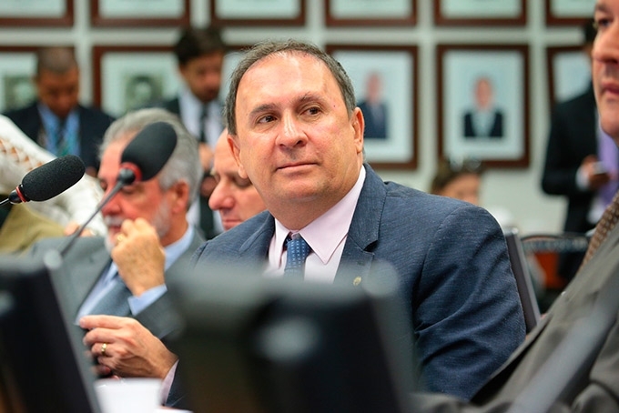 Gualberto defende redução do número de deputados e senadores 