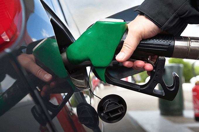 Valor da gasolina cai nas refinarias e sobe nos postos