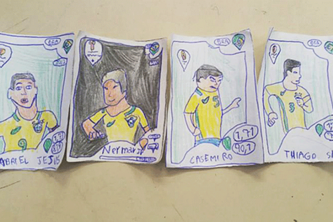Sem dinheiro, menino de oito anos desenha próprio álbum da Copa