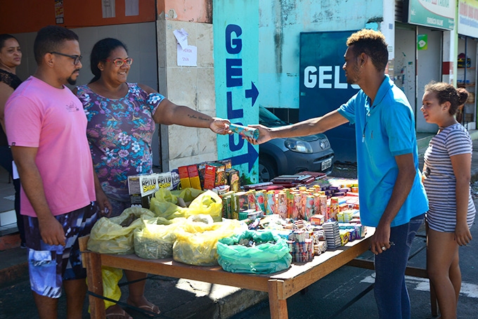Comerciantes esperam alta nas vendas de fogos durante o São João 