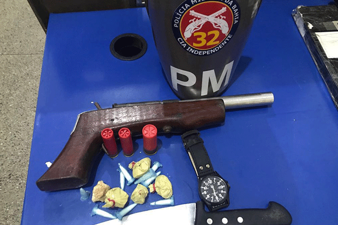 Dois homens foram presos com arma e drogas dentro de ônibus