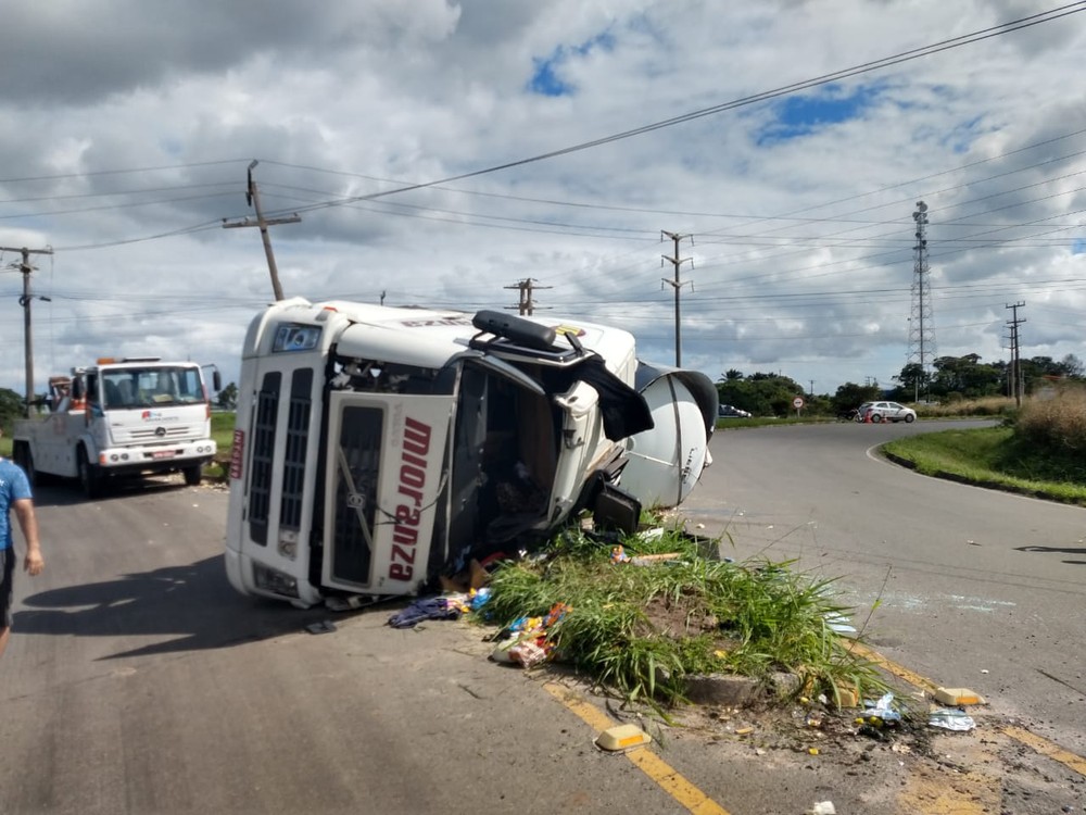 Motorista, mulher e filha ficam feridos após carreta tombar em Camaçari