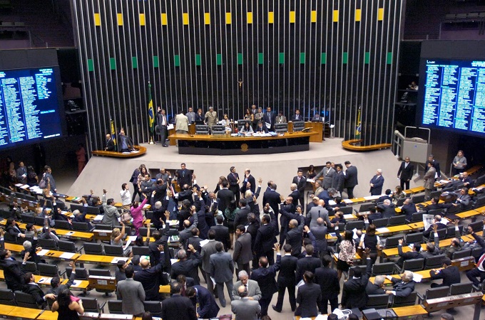 Deputados federais gastam R$ 12 mil por dia com propaganda