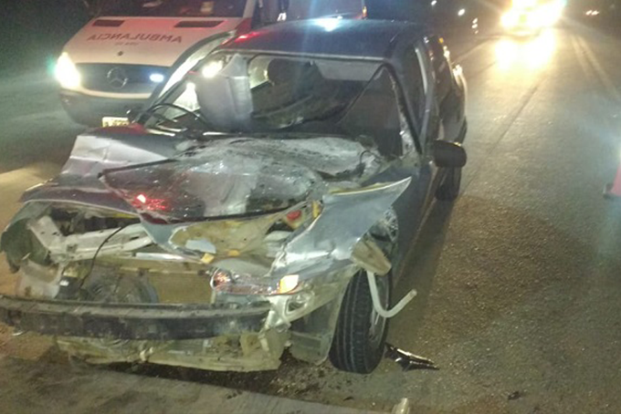 Colisão entre carro e carreta deixa duas pessoas feridas na BA-093