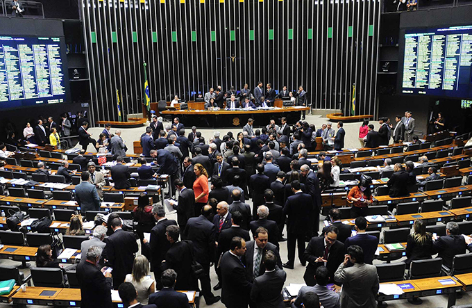 Jogo do Brasil vai encurtar semana de trabalho no Congresso
