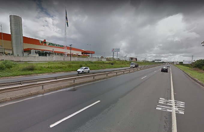 Mulher morre atropelada ao tentar atravessar a Via Parafuso