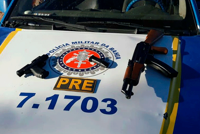Motorista é perseguido e réplicas de fuzil russo são achados 