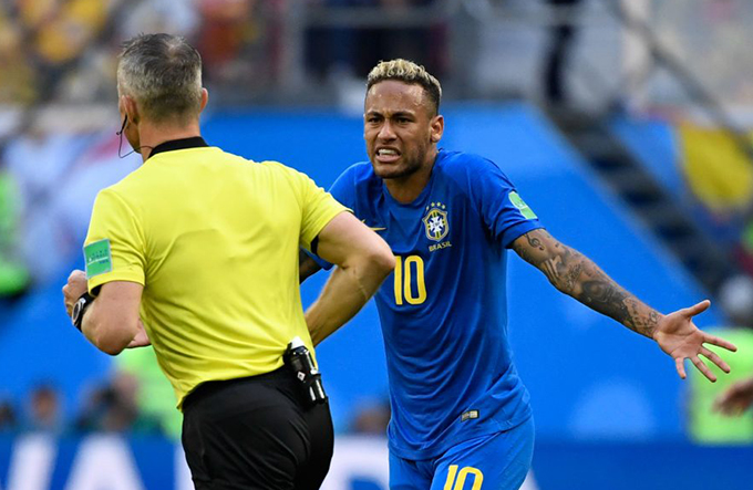 Neymar foi ao chão 22 vezes nos dois primeiros jogos