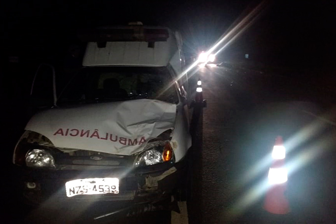 Ambulância colide em cavalos na BA-093, em Dias d'Ávila 