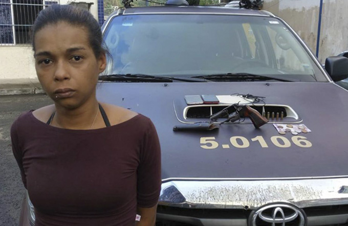 Mulher é flagrada com arma e celulares roubados em ponto de ônibus