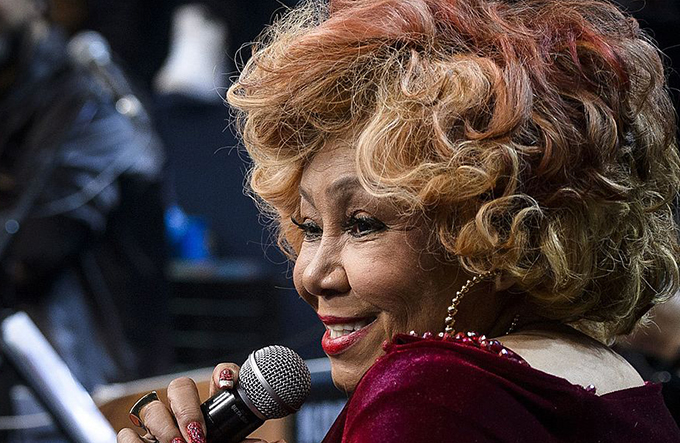 Alcione é internada e passa por cirurgias após dores no peito