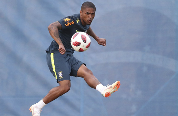 Douglas Costa poderá ficar no banco no jogo contra a Bélgica