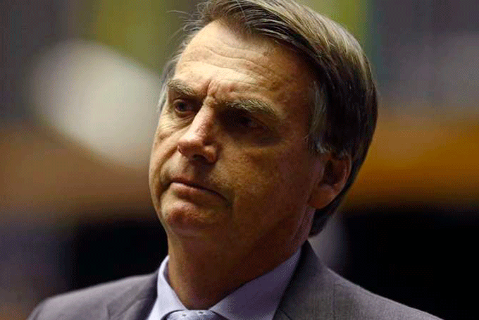 Mulher faz Bolsonaro se esconder em banheiro de Congonhas